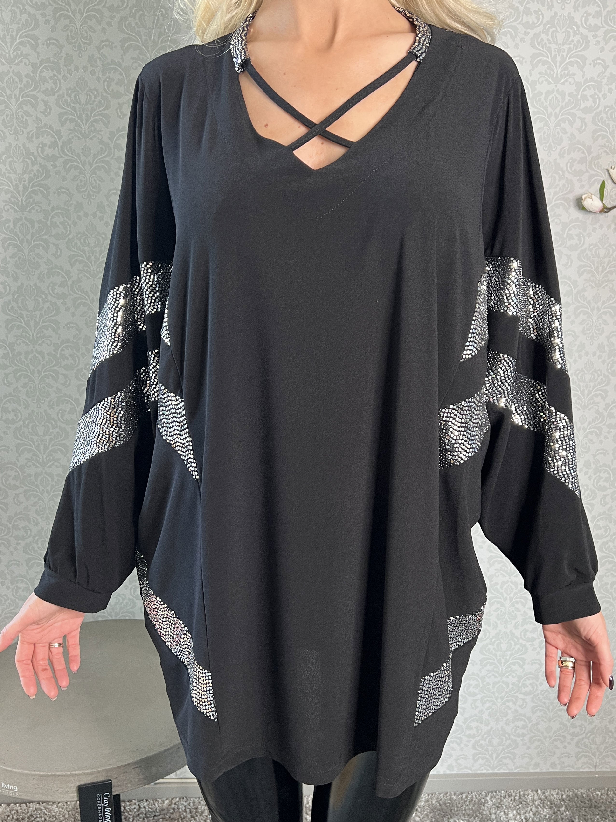 Solana - Svart blus med glimmer och fladdermusärmar